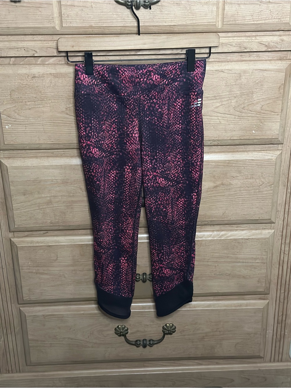 bcg | Black & Pink Snakeskin Patterned Capri Workout Leggings | Size 8-10 Y (M)